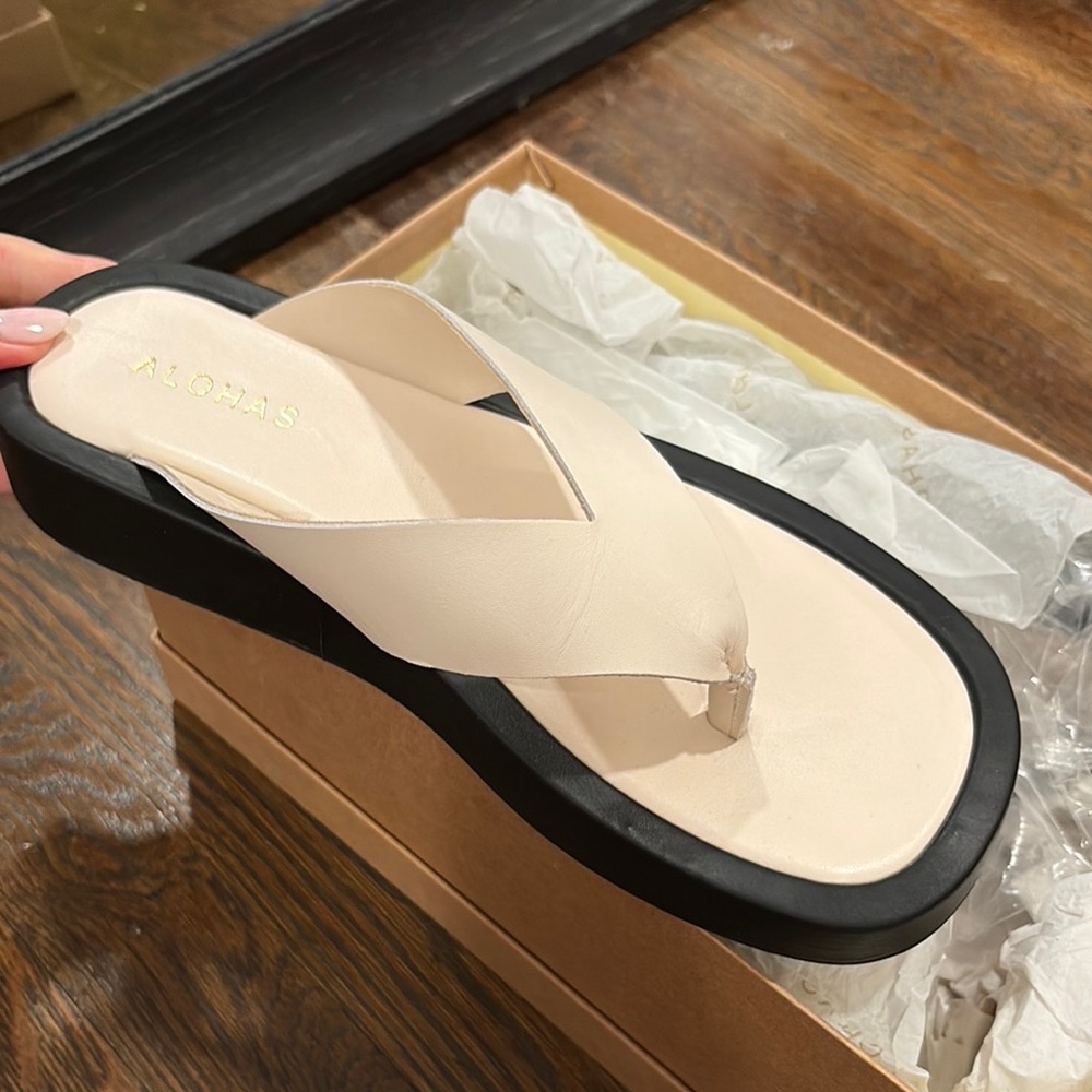 UNWORN ALOHAS White and Black Women's Sandals